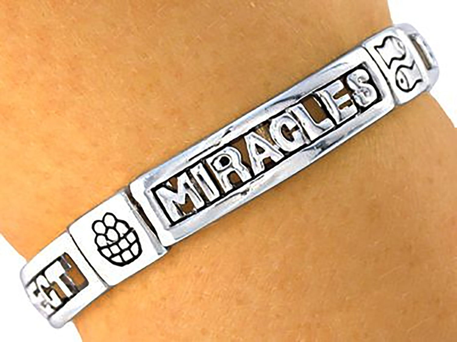 Expect Miracles Stretch Bracelet, Loaves Of Bread, 2 Fish, Silvertone Finish. What A Wonderful Gift For Yourself,Or Someone Special.This Has Been In The Top 10 For Over 20 Years.Used As A Gift To Someone Who Is Lost Hope,Sick,Has Cancer,Lost A Loved One
